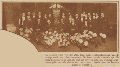 873780 Groepsportret van leden en bestuur van de Algemeene Nederlandsche Geheel-Onthouders Bond (A.N.G.O.B.), bij de ...